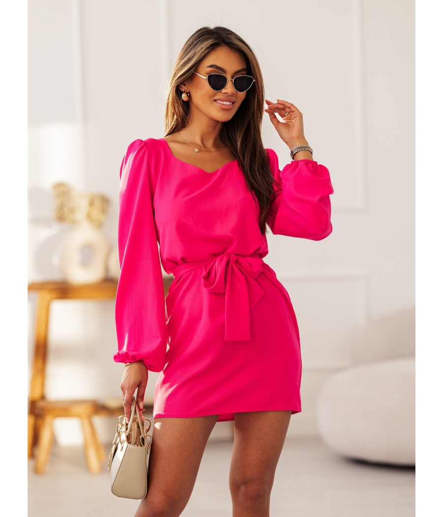 Różowa elegancka sukienka z paskiem